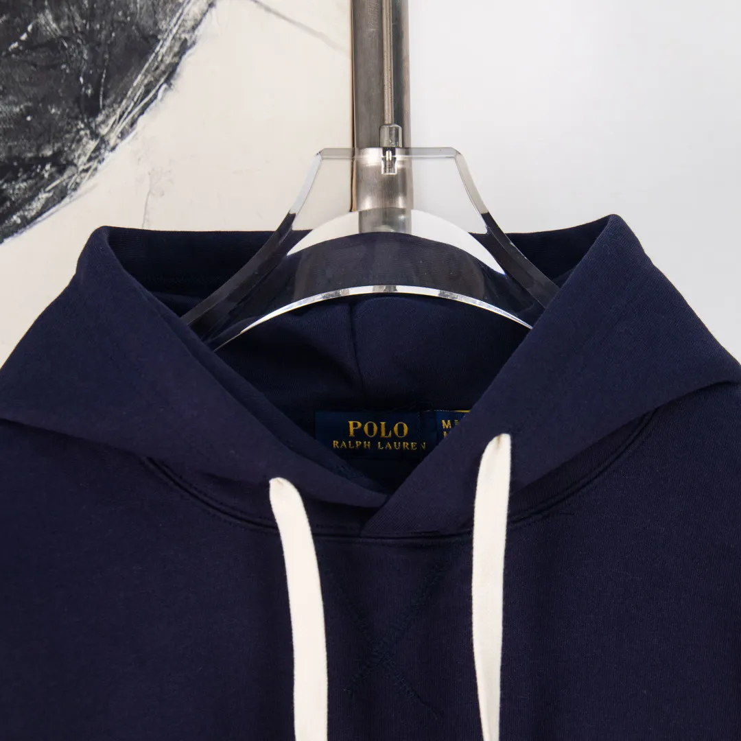P300 zp version [Exclusive supply] Ralph Lauren/Ralph Lauren 2025SS Four Seasons classic style stacked topstitch design five-color thin hooded sweatshirt -370g double-sided cotton heavyweight fabric✅ -Original same 7.5CM widened thread processing✅ -Front collar patchwork triangle block four-needle six-thread topstitch design✅ -RL Four Seasons classic style Loose fit, easy for both men and women to control Simple Clean and versatile, exposed topstitching patchwork triangle 1.3 cm retro original color hook and loop drawstring, full of details. Color: navy blue, brown, pink, gray. Size: S M L XL. Number: WW10751.